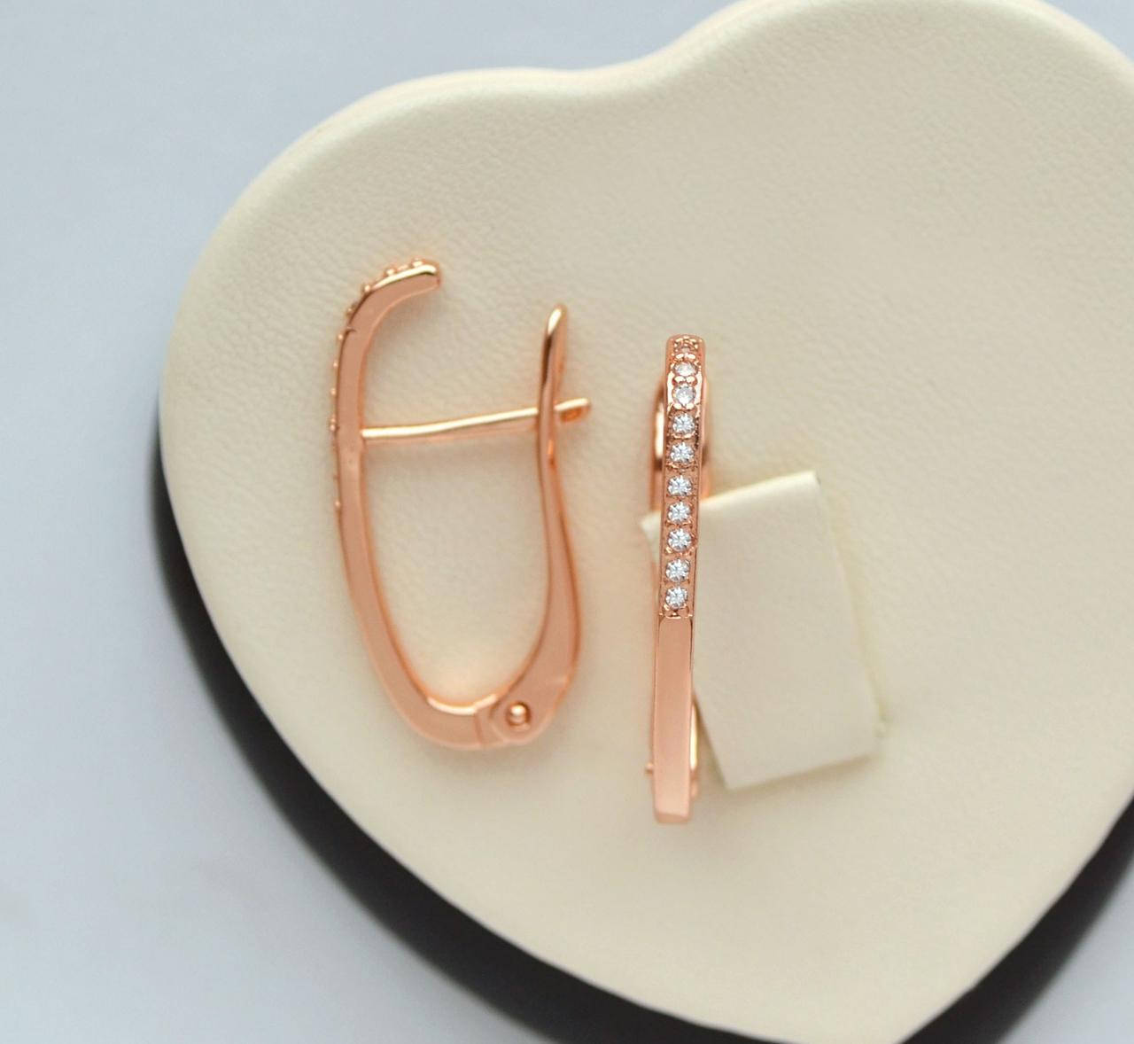 

Позолоченные серьги Дуга с белыми цирконами.