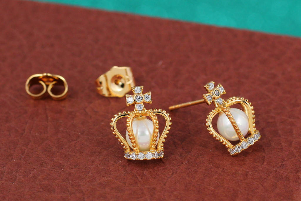 

Серьги гвоздики Xuping Jewelry корона с жемчугом 1.3 см золотистые