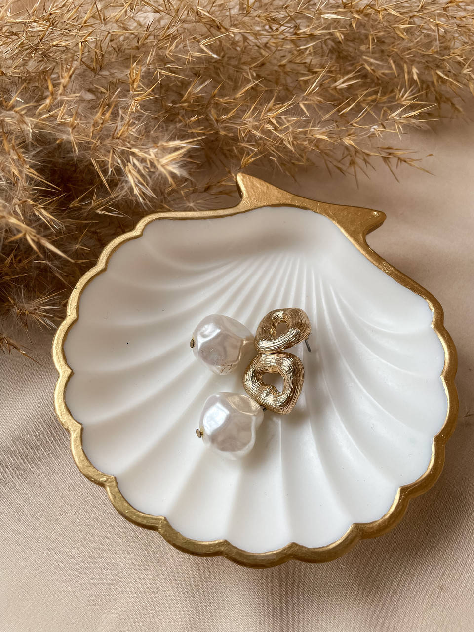 

Тарелочка белая с золотом в виде ракушки для хранения обручальных свадебных колец украшений эпоксидной смолы, Белый
