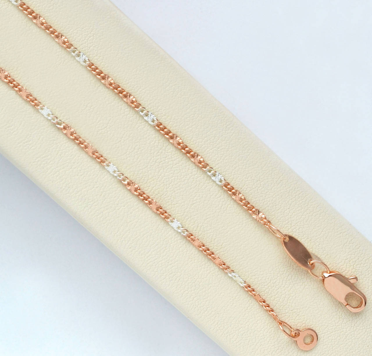 

Позолоченная цепочка комбинированное плетение длина 50 см. ширина 1.5 мм.