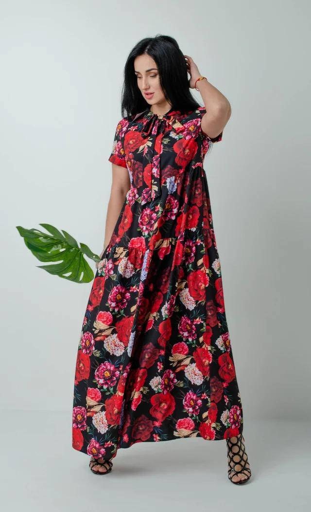 

Летнее длинное платье в стиле бохо с крупными красными цветами размер 44-46,48-50