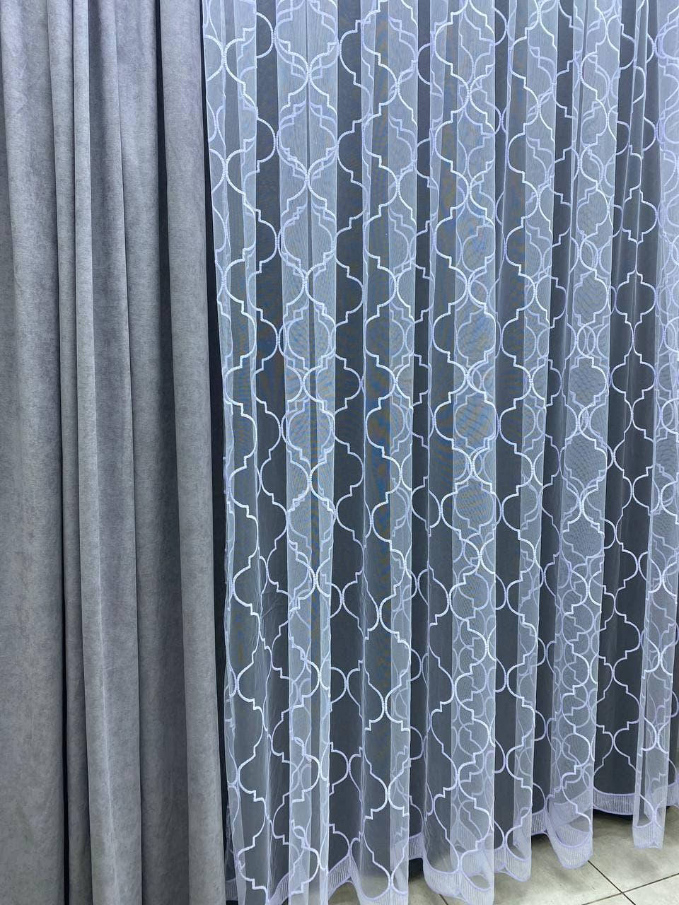 

Фатиновый тюль с вертикальным узором. Цвет: белый с голубизной, Молочный