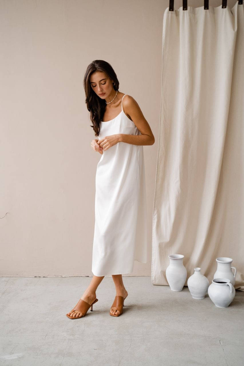 

Платье комбинация на бретелях молочное. Платье с переплётом. Атласное платье. Платье на тонких бретельках.