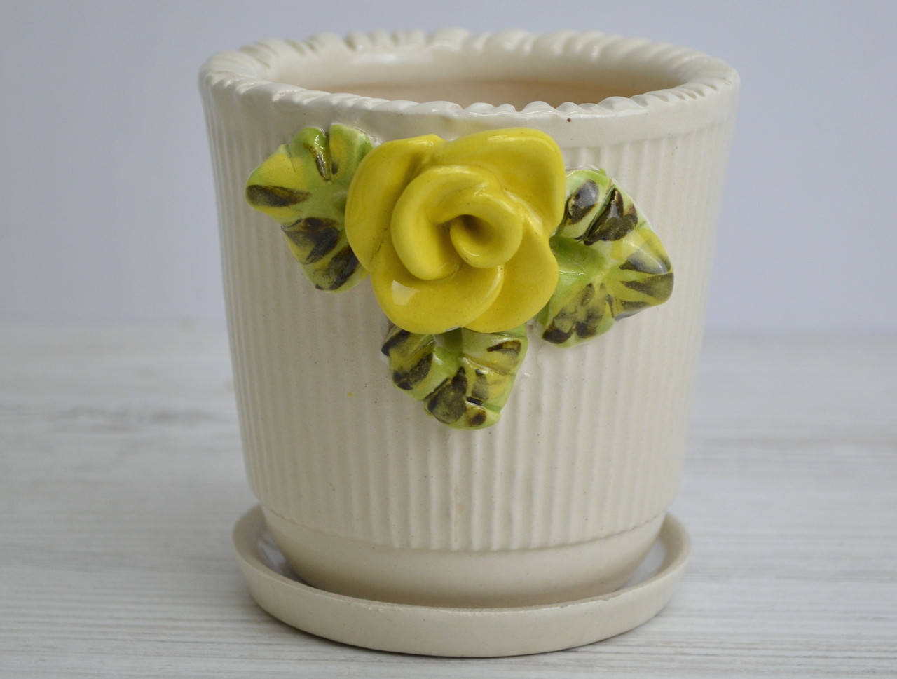 

Горшок керамический для цветов Вафл М белый желтые розы Н10см