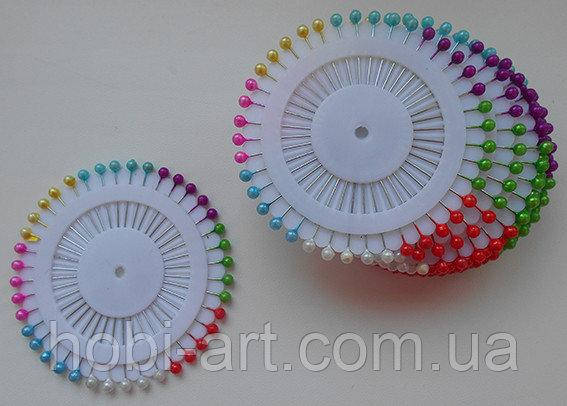 

Булавки з малими кольоровими бусинами