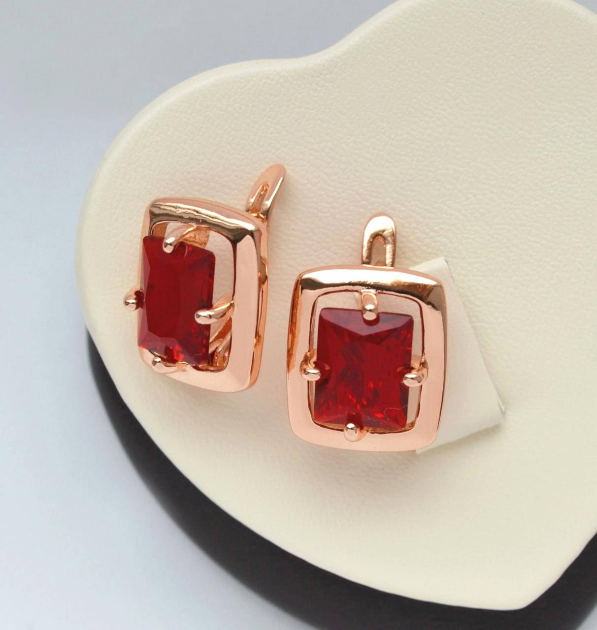 

Серьги с красными кристаллами покрытие золотом 18к.