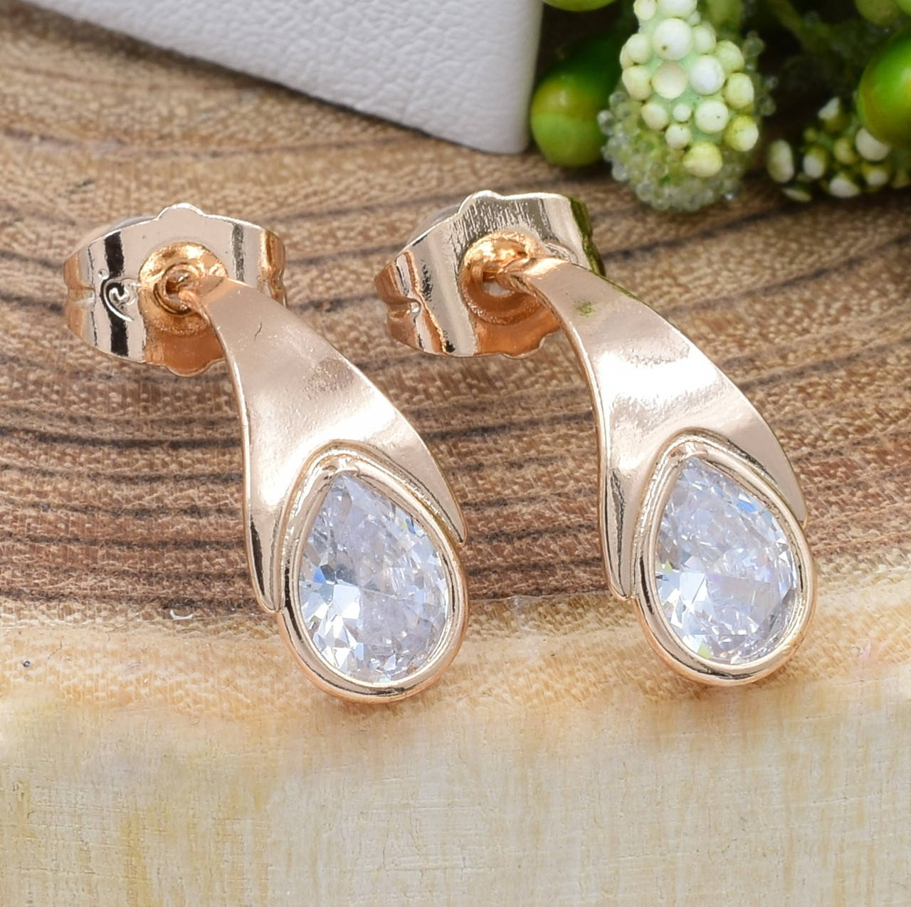 

Серьги Xuping 31132 размер 13х8 мм белые фианиты вес 2.1 г позолота 18К