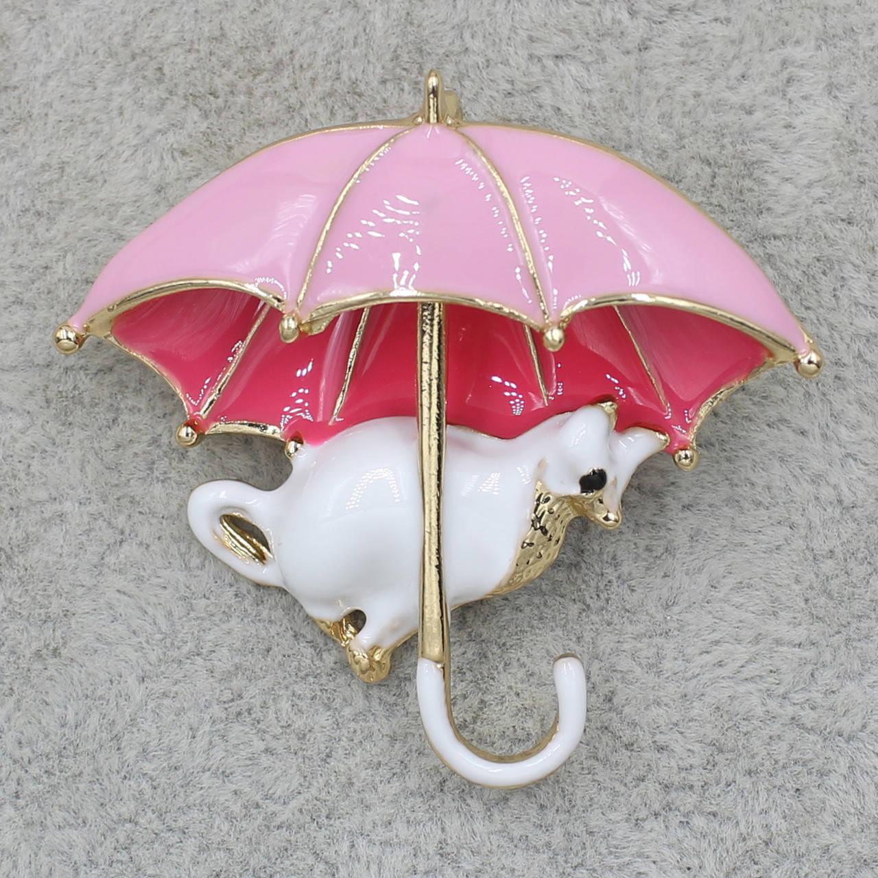 

Брошь металлическая золотистая Кошка под зонтиком покрыта цветной эмалью размер изделия 40х40 мм