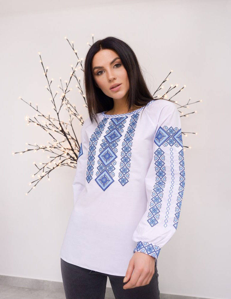

Красивая женская вышитая блуза с синим орнаментом, Белый