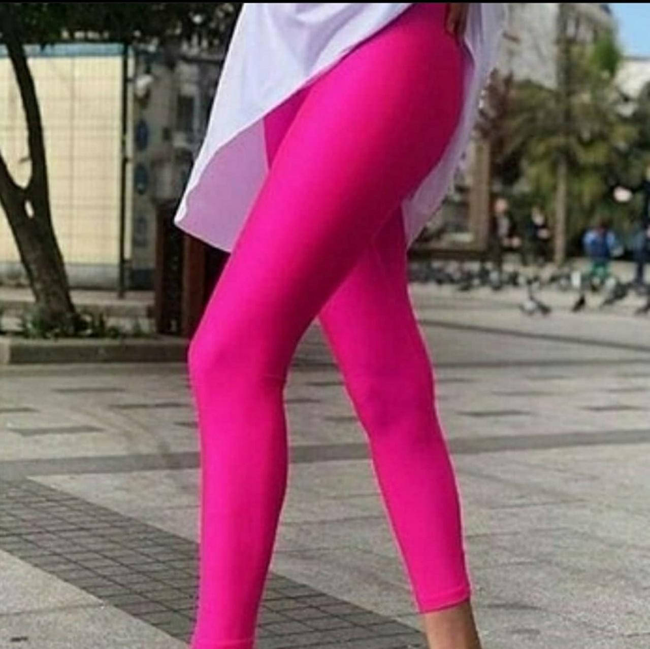 

Яркие женские эластиковые лосины легинсы в стиле 90х малиновый L/XL.