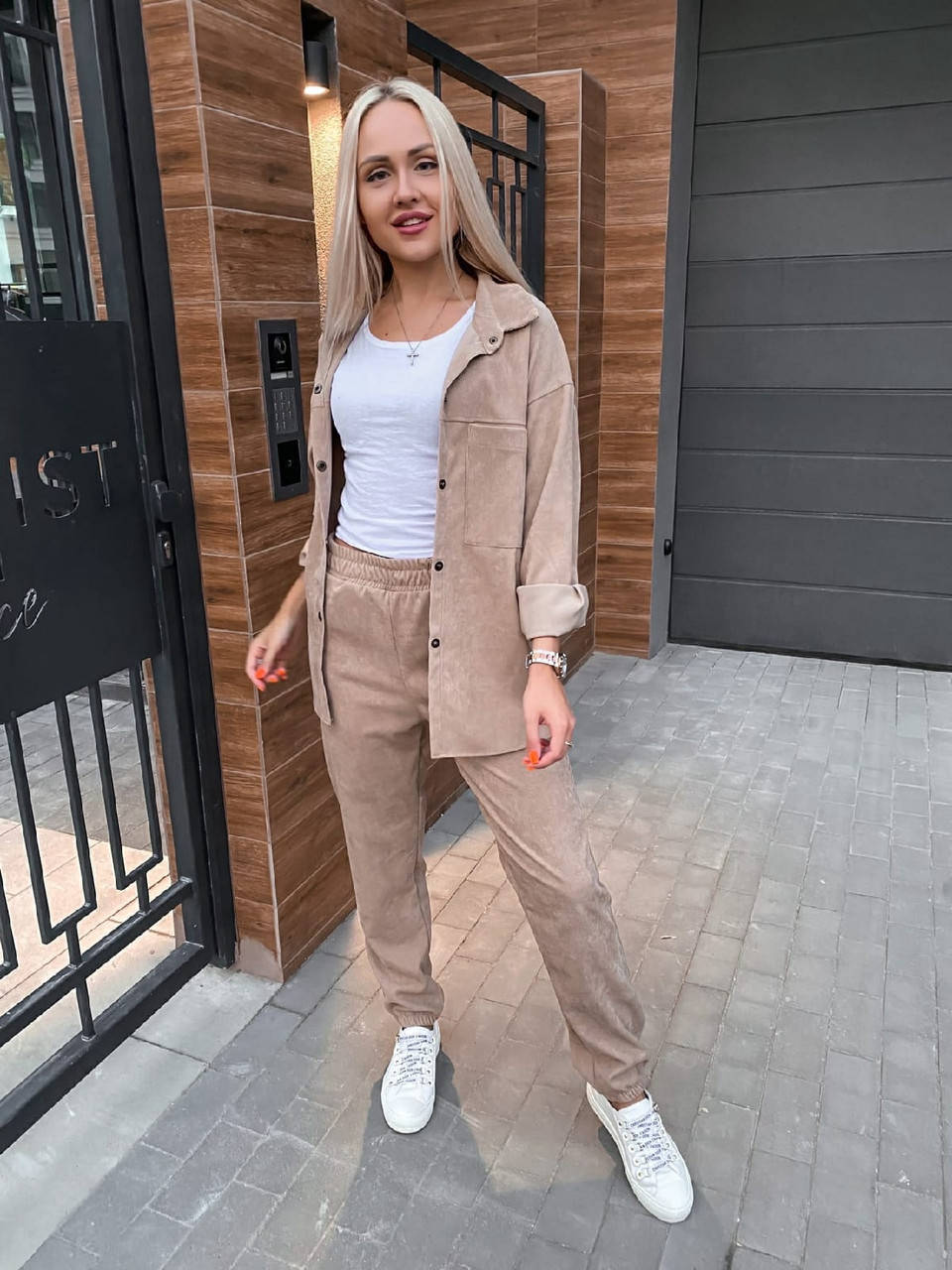 

Женский вельветовый костюм двойка рубашка и брюки бежевый S-M L-XL, Разные цвета