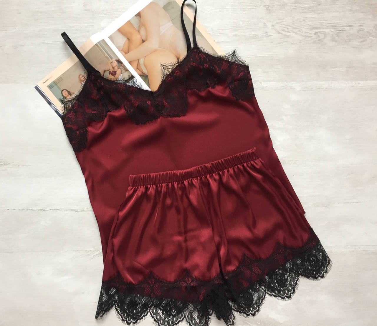 

Пижама женская шелковая шорты и майка комплект для дома и сна бордовая M