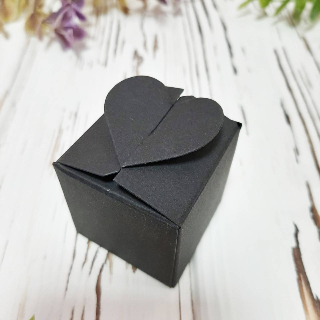 

Коробка черная на 1 конфетку с замком "сердечко", Черный