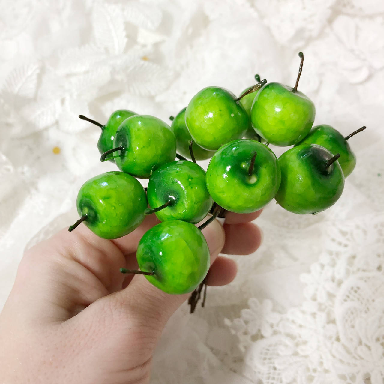 

Яблочки зеленые на проволоке