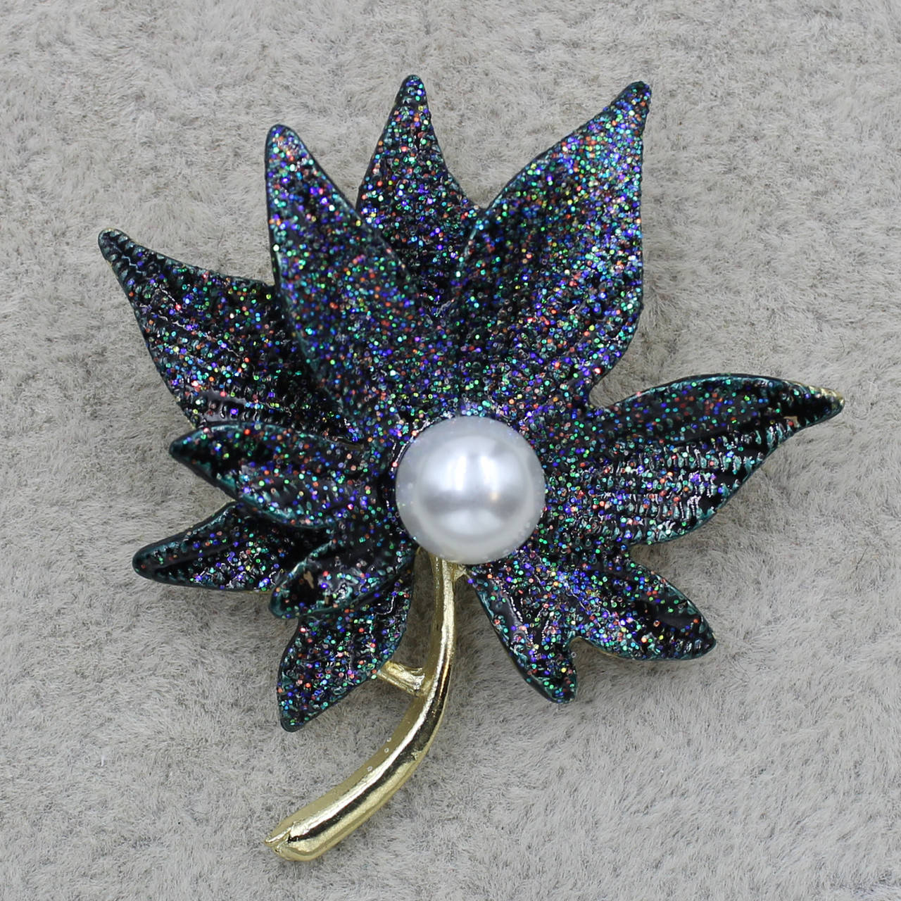 

Брошь металлическая золотистая Лепесток переливающийся с жемчугом размер изделия 40х40 мм