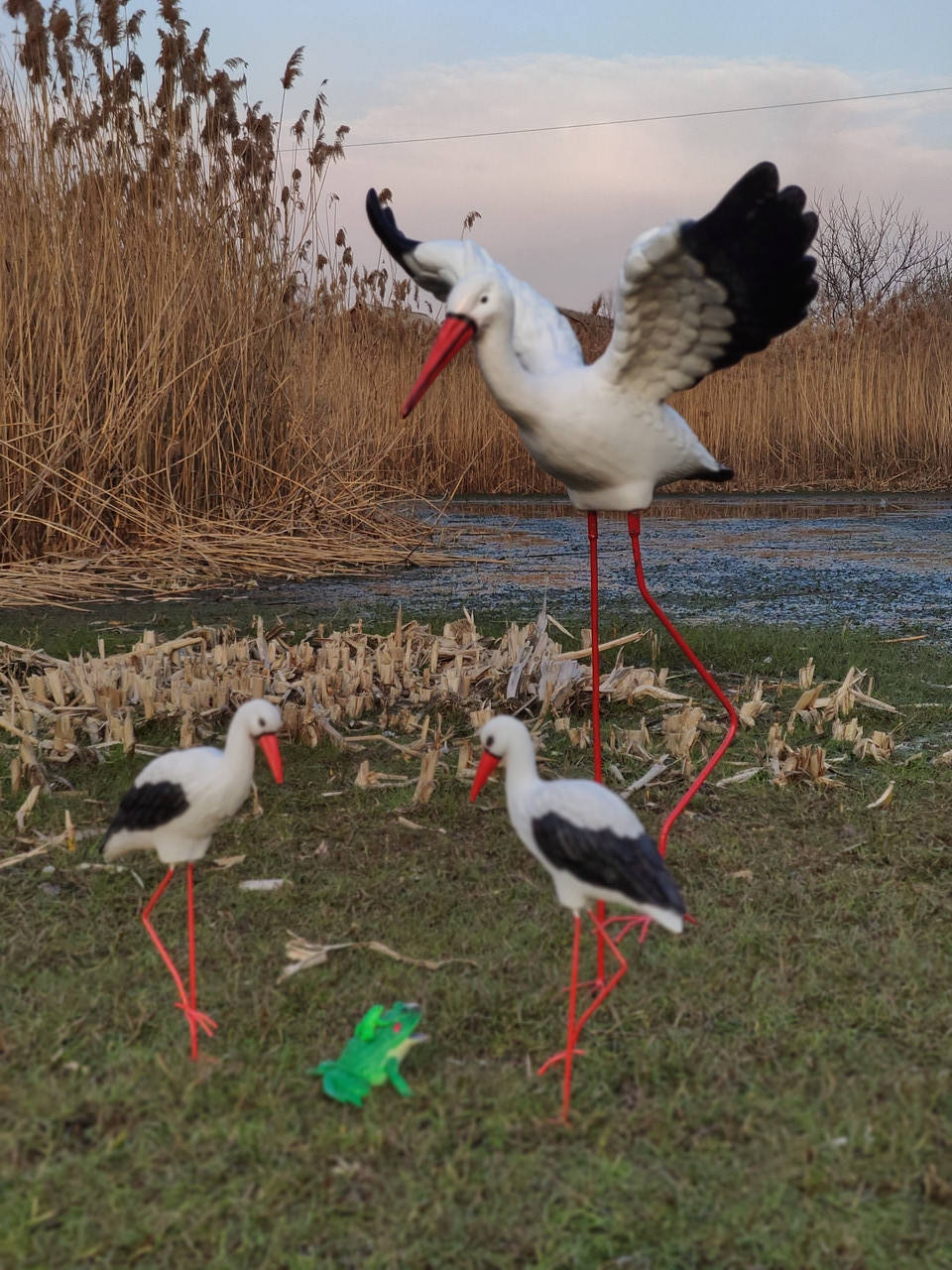 

Садовая фигура Аист крылатый и аисты малые. декоративная садовая фигура., Белый
