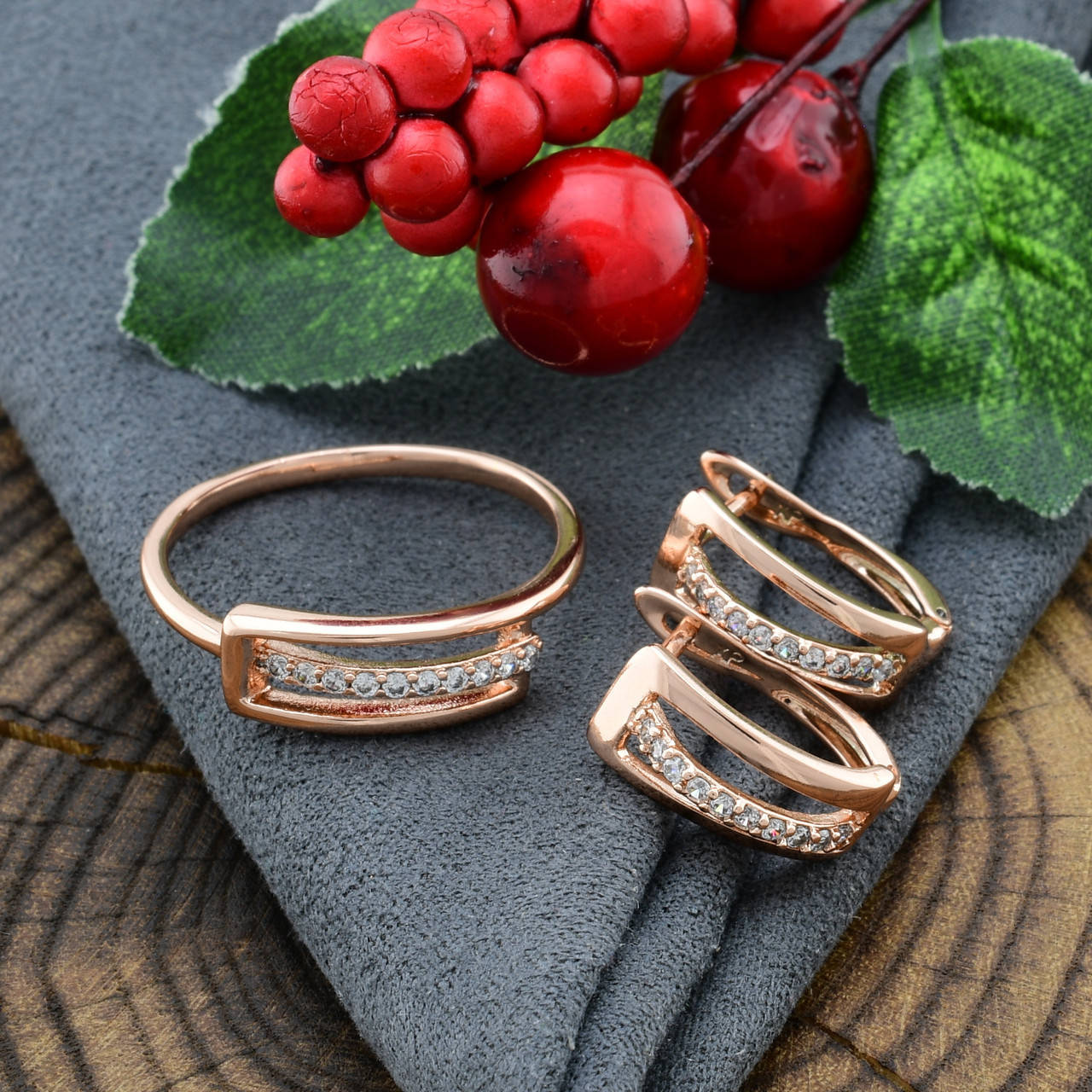 

Набор точки царапины кольцо 17 р + серьги 17х7 мм белые фианиты позолота РО