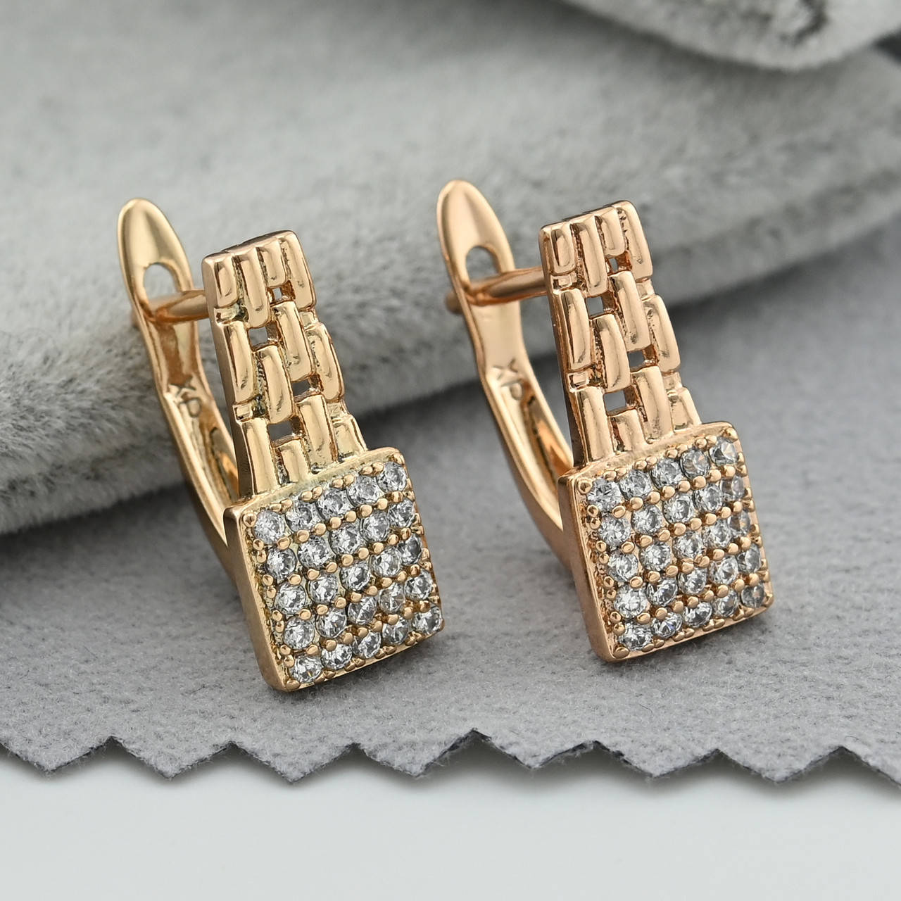 

Серьги Xuping 32073 размер 15х7 мм белые фианиты вес 2.3 г позолота 18К