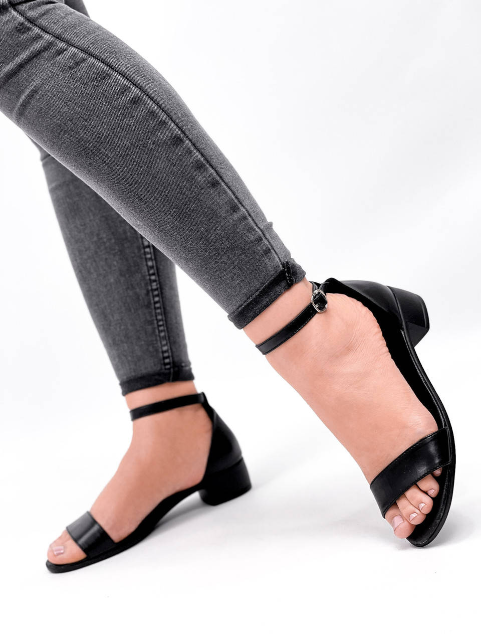 

Босоніжки жіночі шкіряні на низькому каблуці чорні з ремінцем Karla