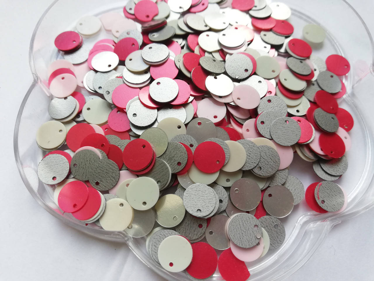 

Паєтки Міх 8 мм з отвором збоку (рожевий,фуксія,білий, сірий) 5 г Індія