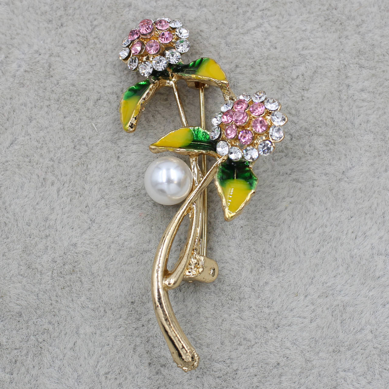 

Брошь металлическая золотистая Пионы с жемчугом и фианитами цветная эмаль размер изделия 60х20 мм