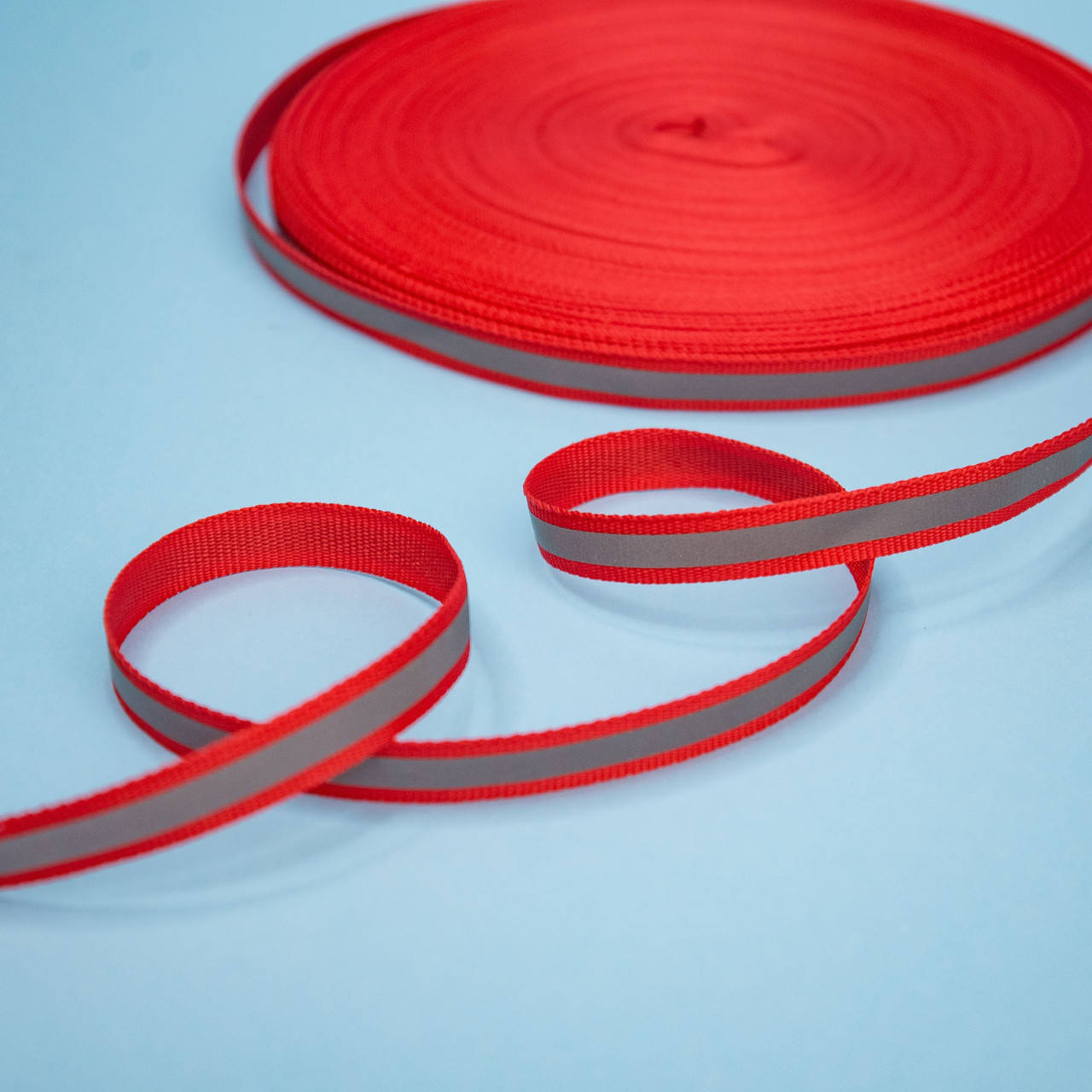 

Репсовая лента (тесьма) светоотражающая / цвет красный / ширина 1 см / заказ от 1 м