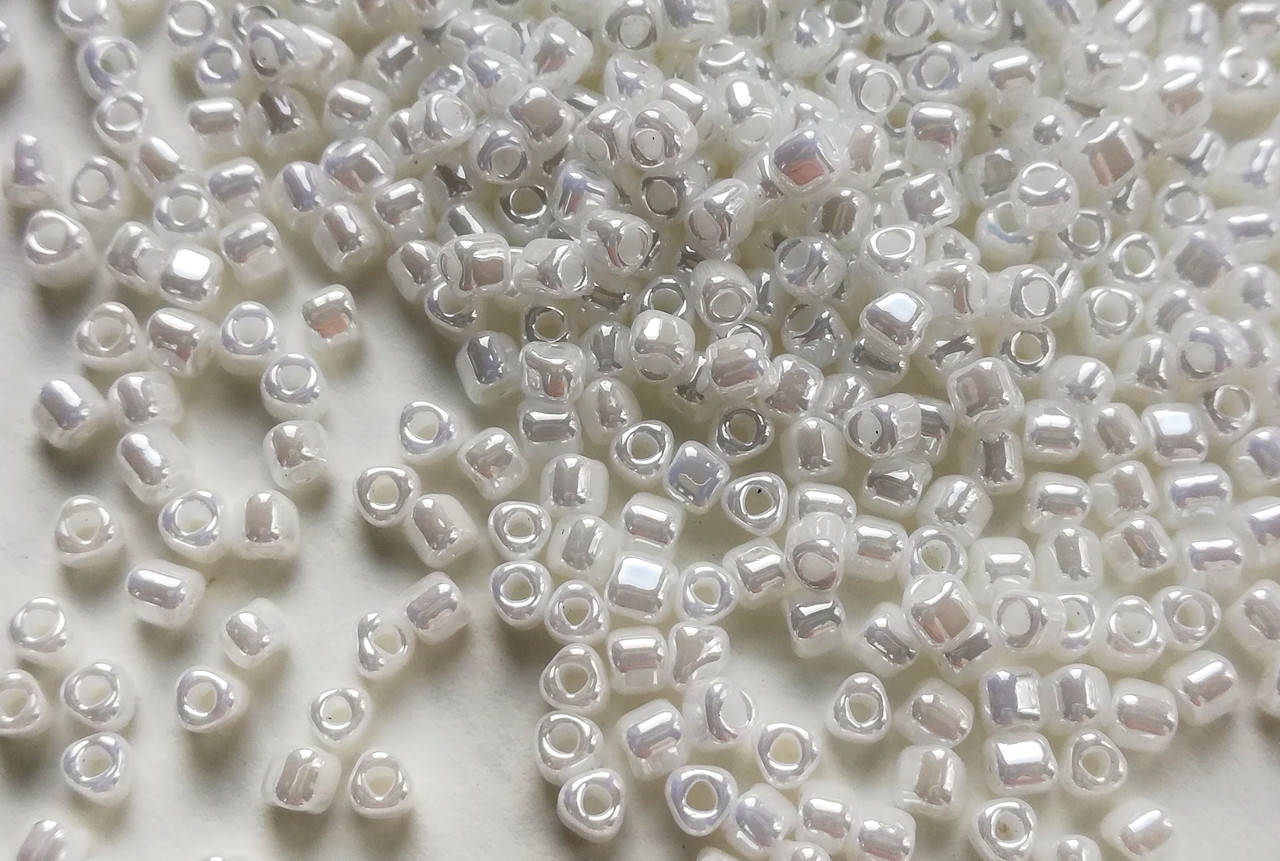 

Miyuki Triangle Beads 10/0 White Pearl Ceylon 5 г.