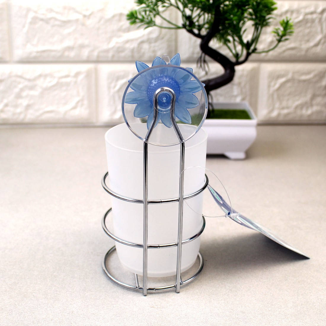 

Пластиковый подвесной стакан для зубных щёток на присоске