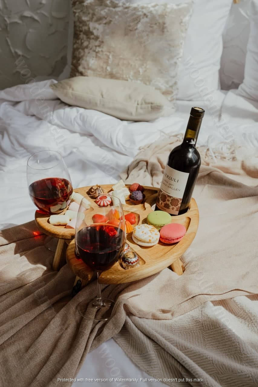 

Винный Столик в форме Сердца