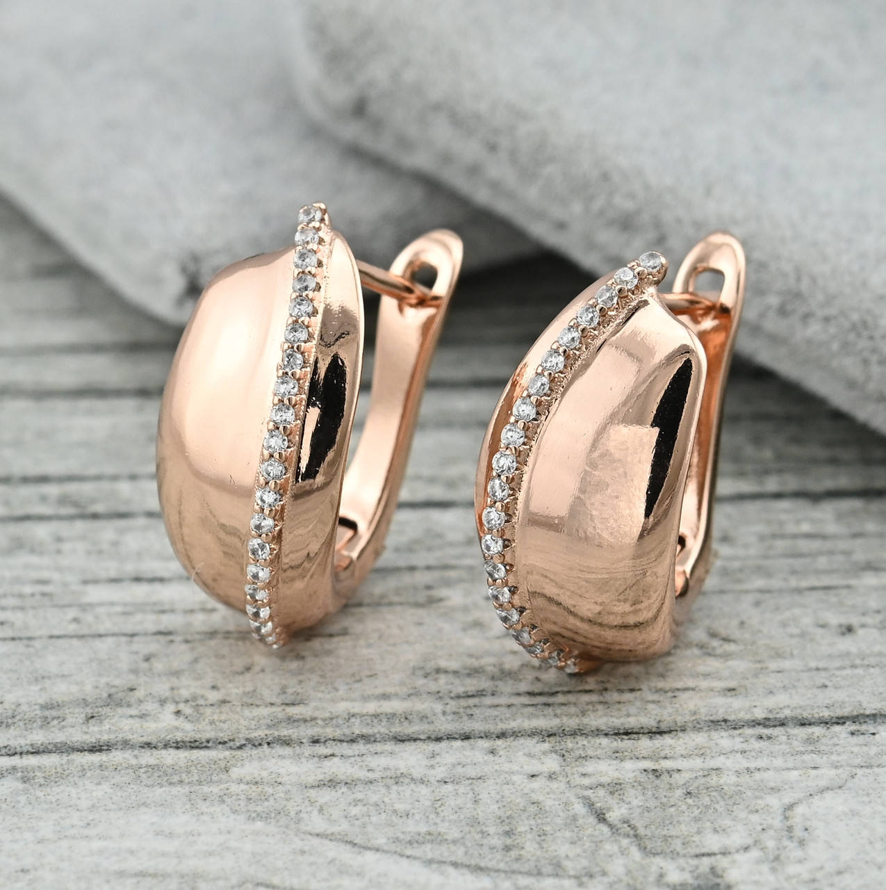 

Серьги 36424 размер 18х9 мм вес 4.2 г белые фианиты позолота РО