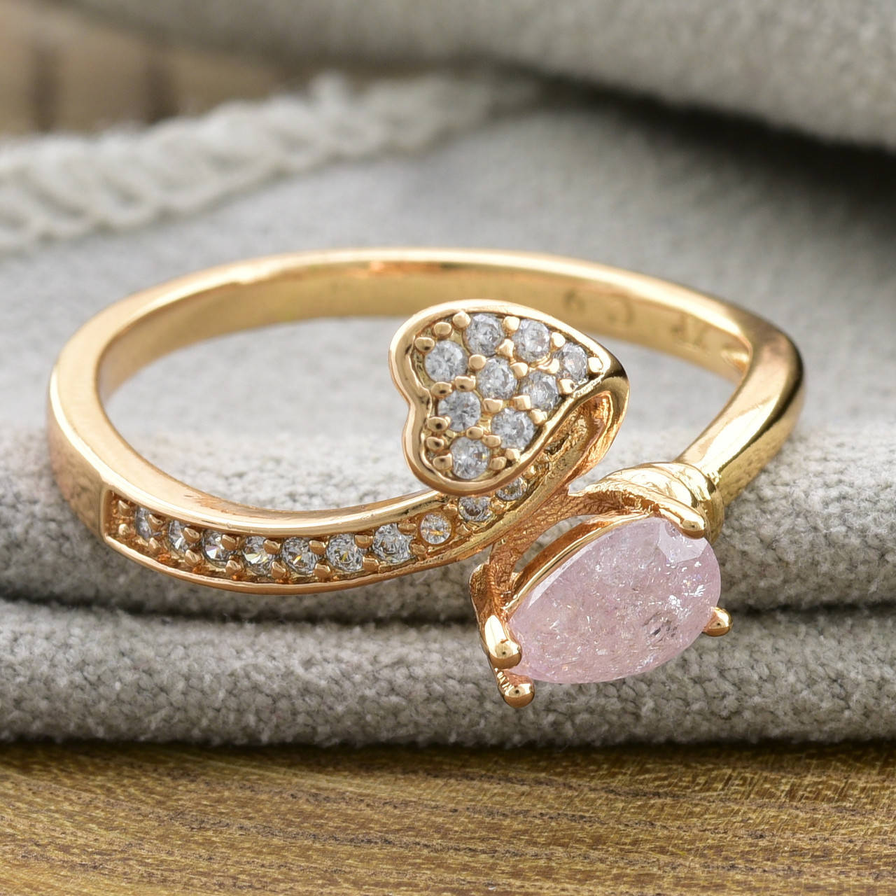 

Кольцо Xuping 13990 ширина 15 мм светло розовые фианиты позолота 18К размер 19