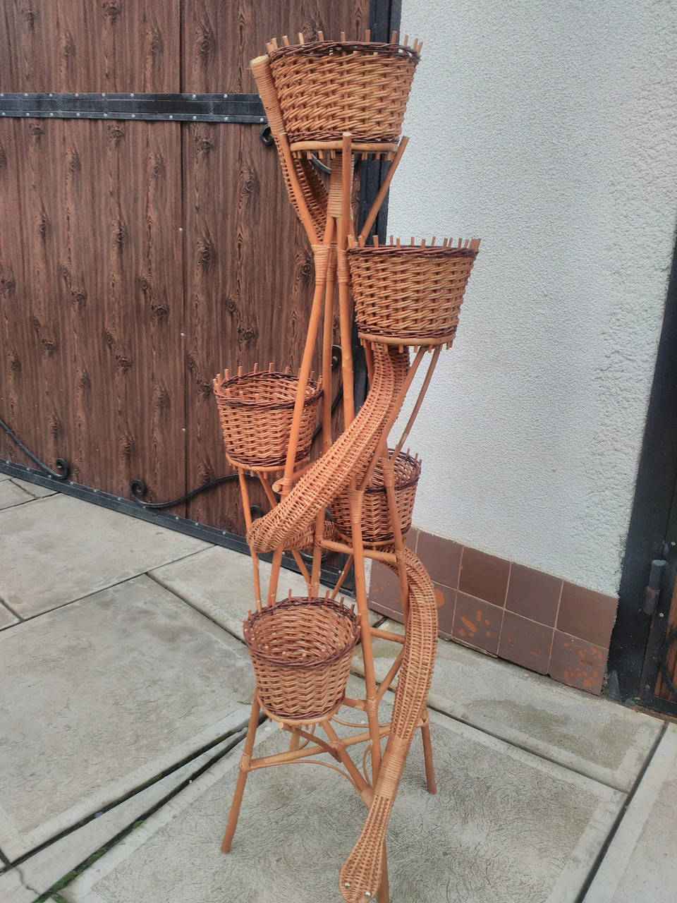 

Плетеная подставка для цветов "Змея"