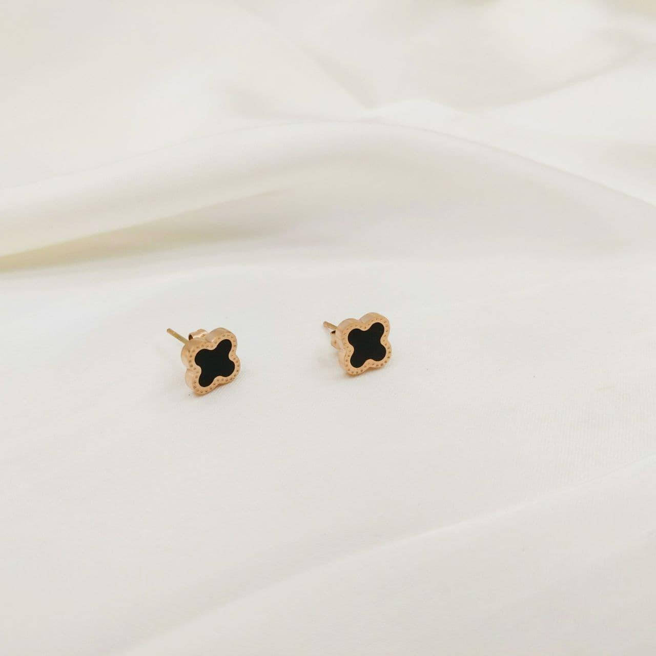 

Модные серьги в стиле "Van Cleef".под золото