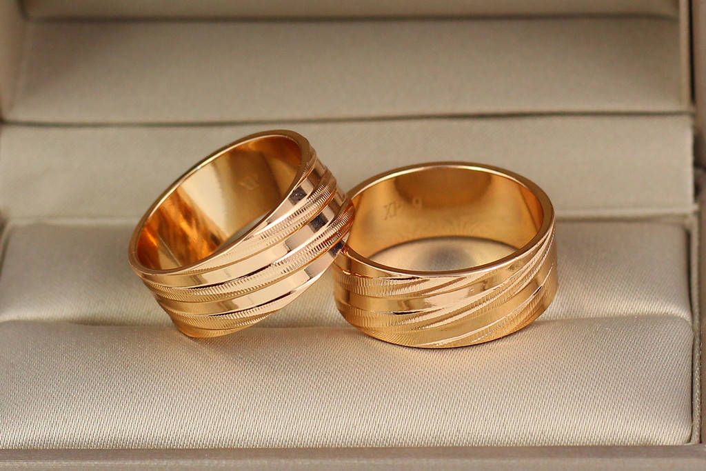 

Обручальное кольцо Xuping Jewelry тесненные косые полоски 8 мм р 16,17,18,19,20,21 золотистое 18