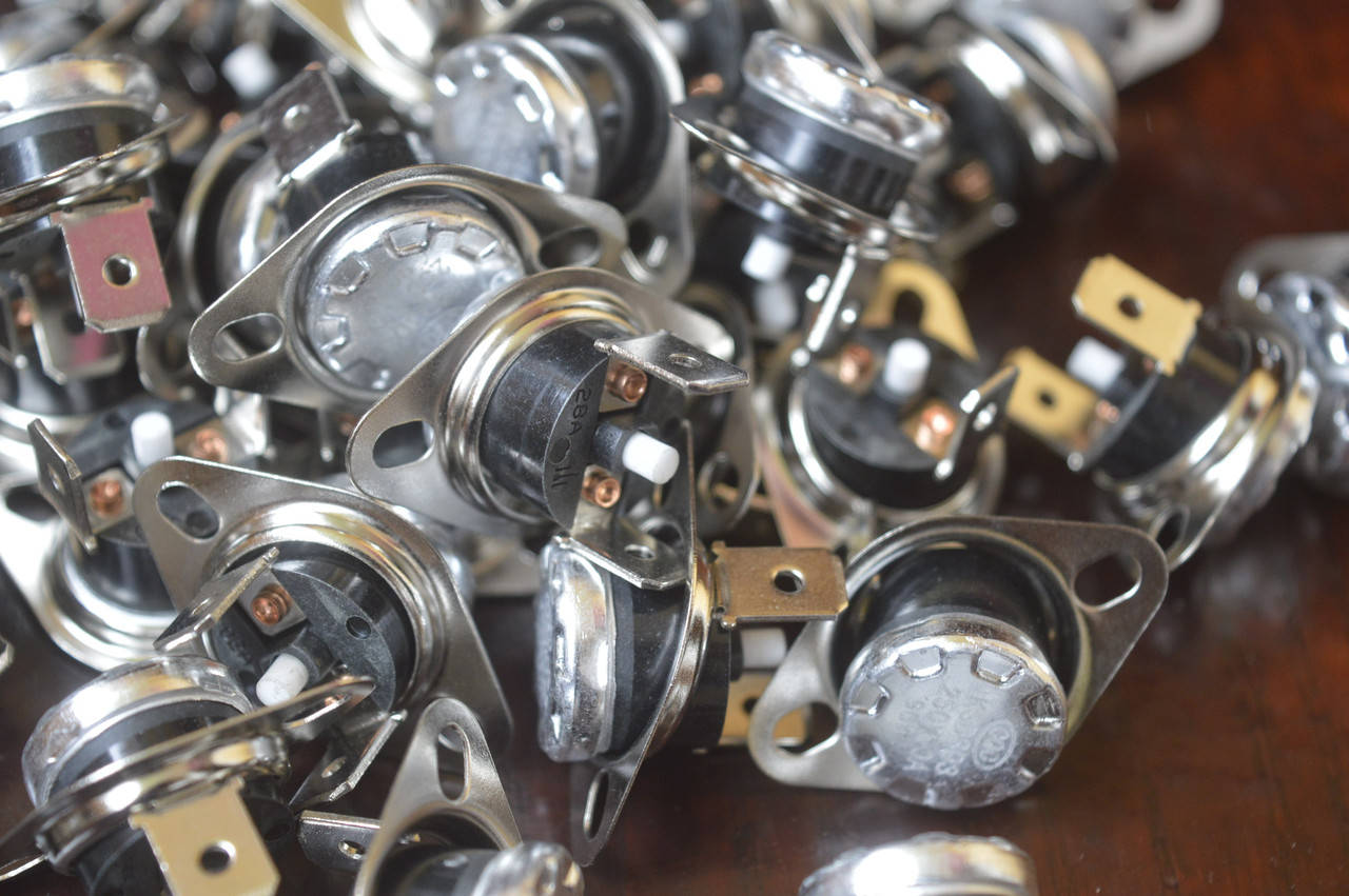 

Термореле (термостат защитный) KSD303-85, 250V, 10A, (85°C) с кнопкой