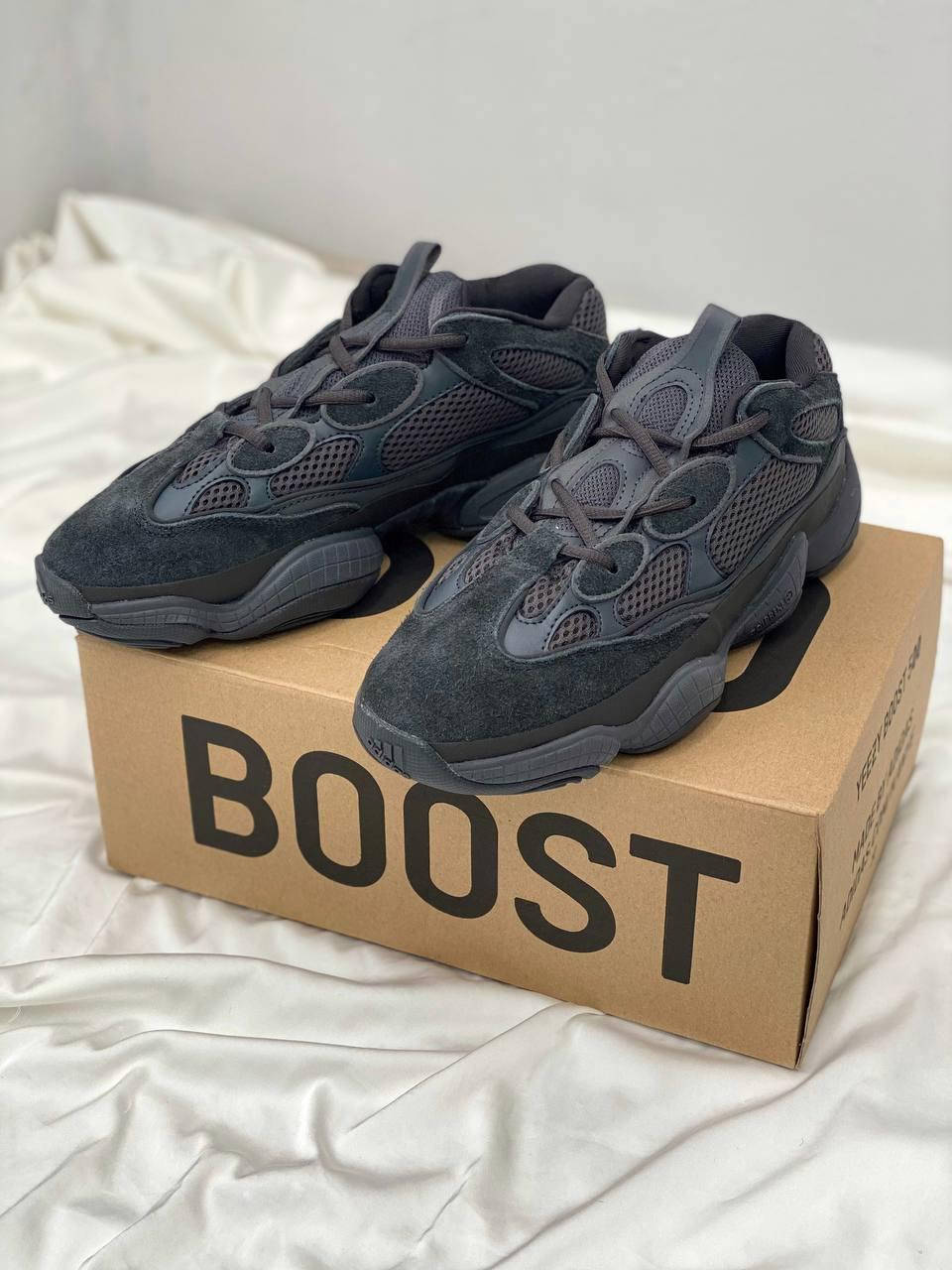 

Кроссовки унисекс стильные модные фирменные замшевые черного цвета Adidas Yeezy Boost 500 Black 5, Черный
