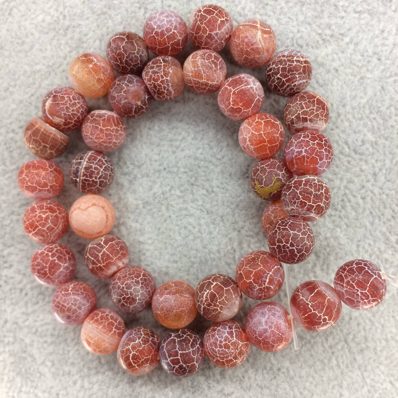 

Бусины на нитке натуральный камень Агат "морозный" красный d=10 мм