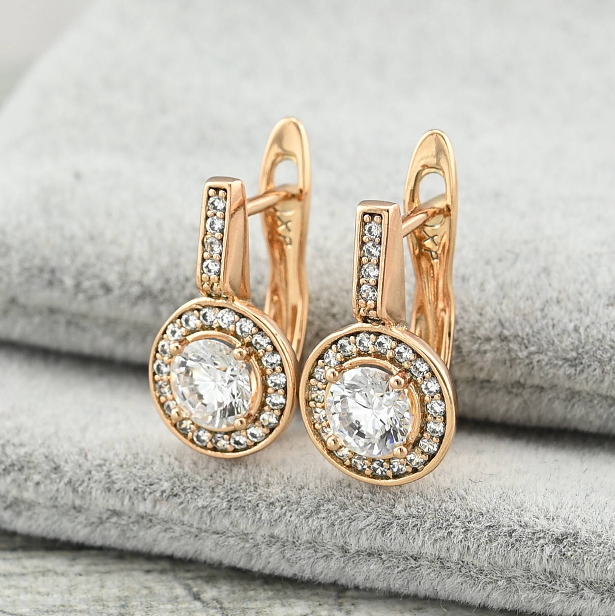 

Серьги Сокровище Византии 36178 размер 15х8 мм вес 2.3 г белые фианиты позолота 18К