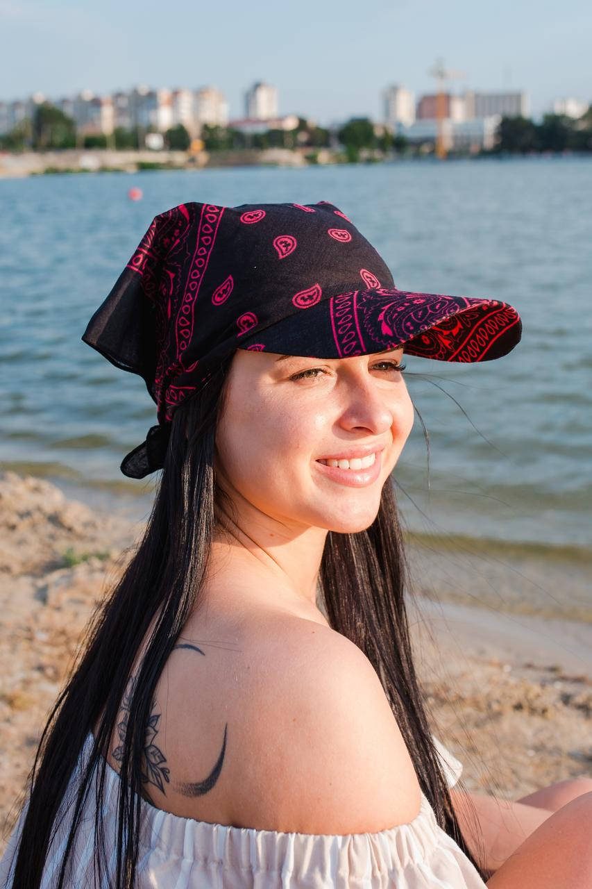 

Бандана-трансформер универсальная оригинальная с козырьком в узоре пейсли черного малинового цвета, Черный