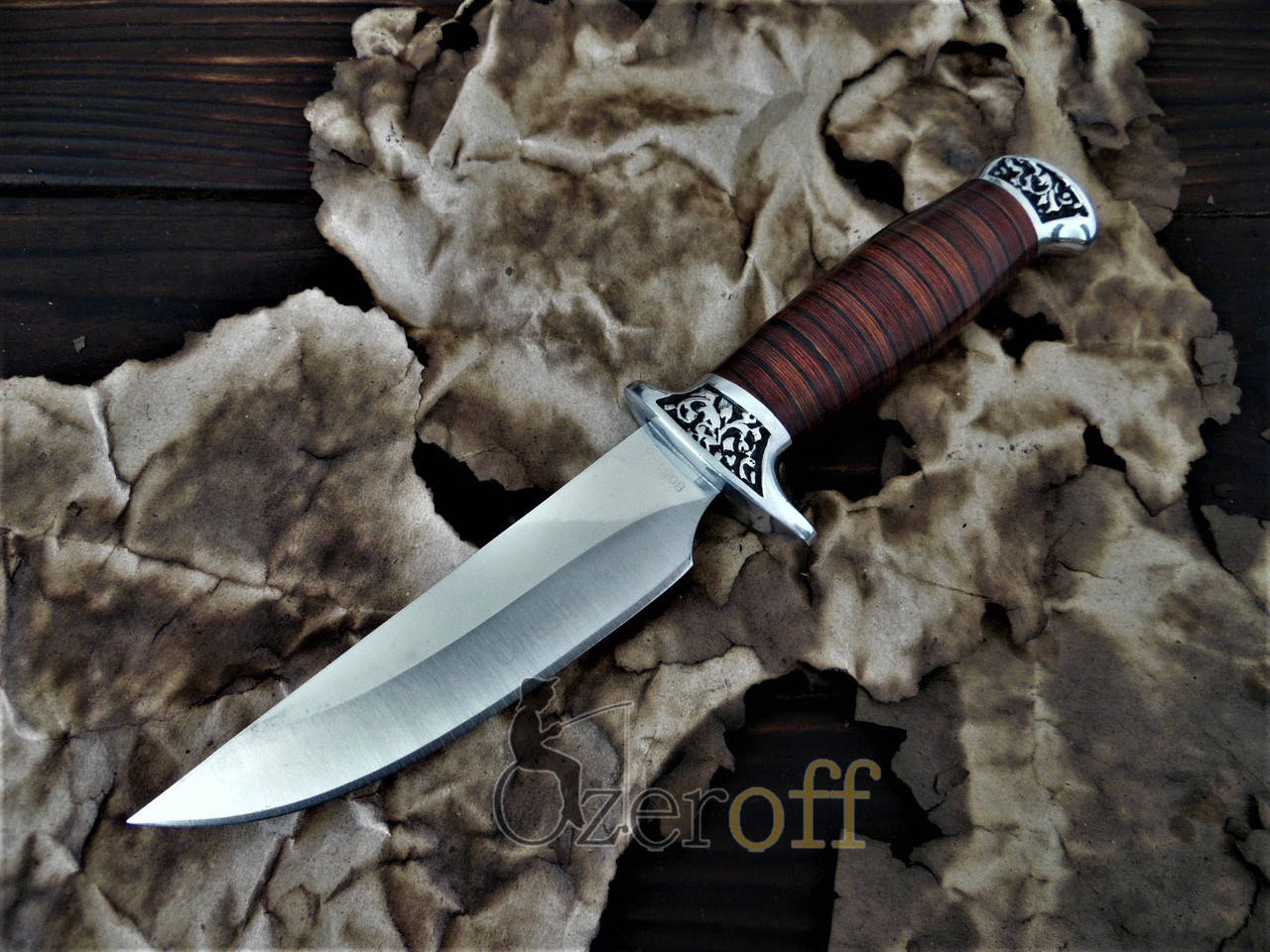 

Охотничий нож с деревянной ручкой и чехлом 26 см