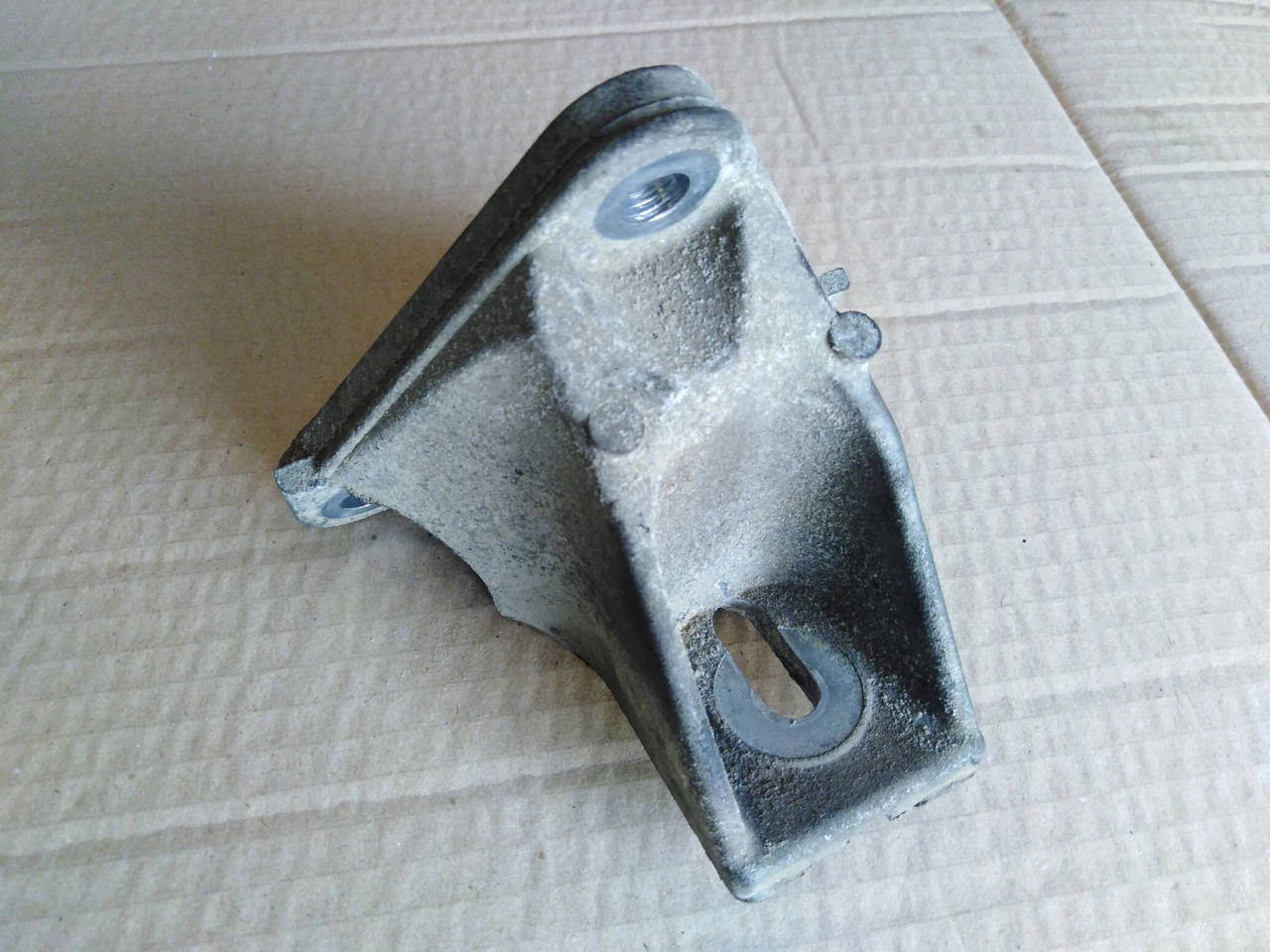 

Кронштейн двигателя Opel Omega B, Опель Омега Б 2,0 DTI. Правый. 90539676.
