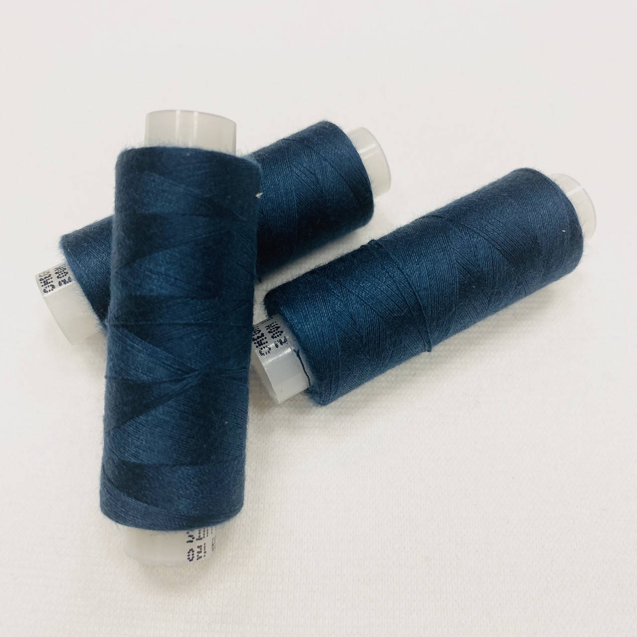 

Нитка Швейная для трикотажа Omega 318 цвет синий плотность 120 намотка 200м 100% полиэстер штапельная нить