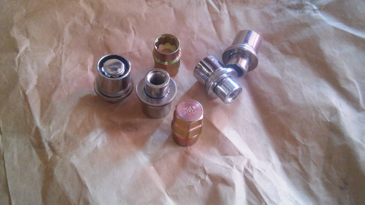 

Гайки колесные секретные 12/1.5 с пресшайбой Toyota Rav 4, Camry, Lexus