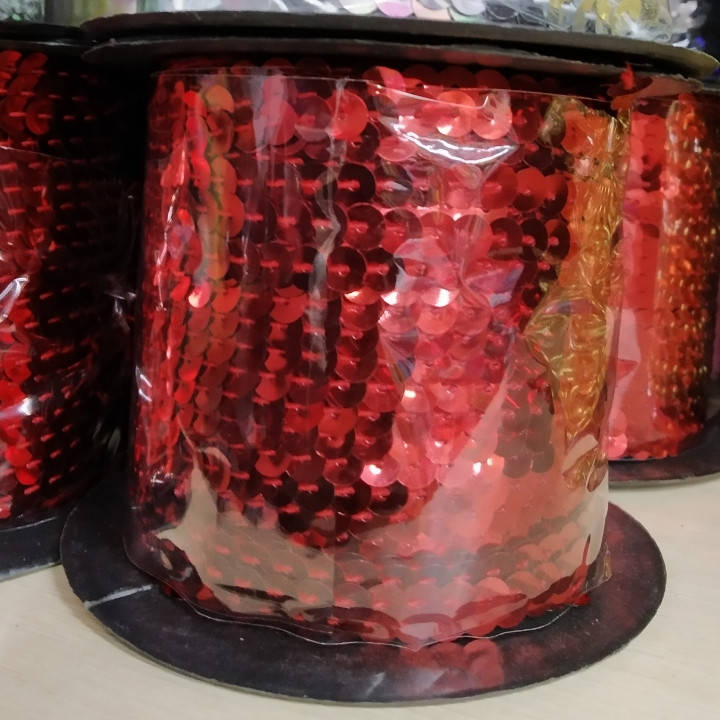 

Пайетки на нитке