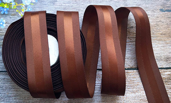 

Стрічка репсова 2,5см, з атласною смужкою, коричнева