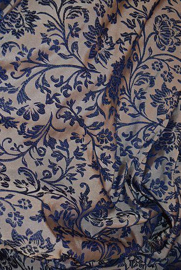 

Ткань синяя, с ажурным рисунком. Высота 2,85 м., Синий