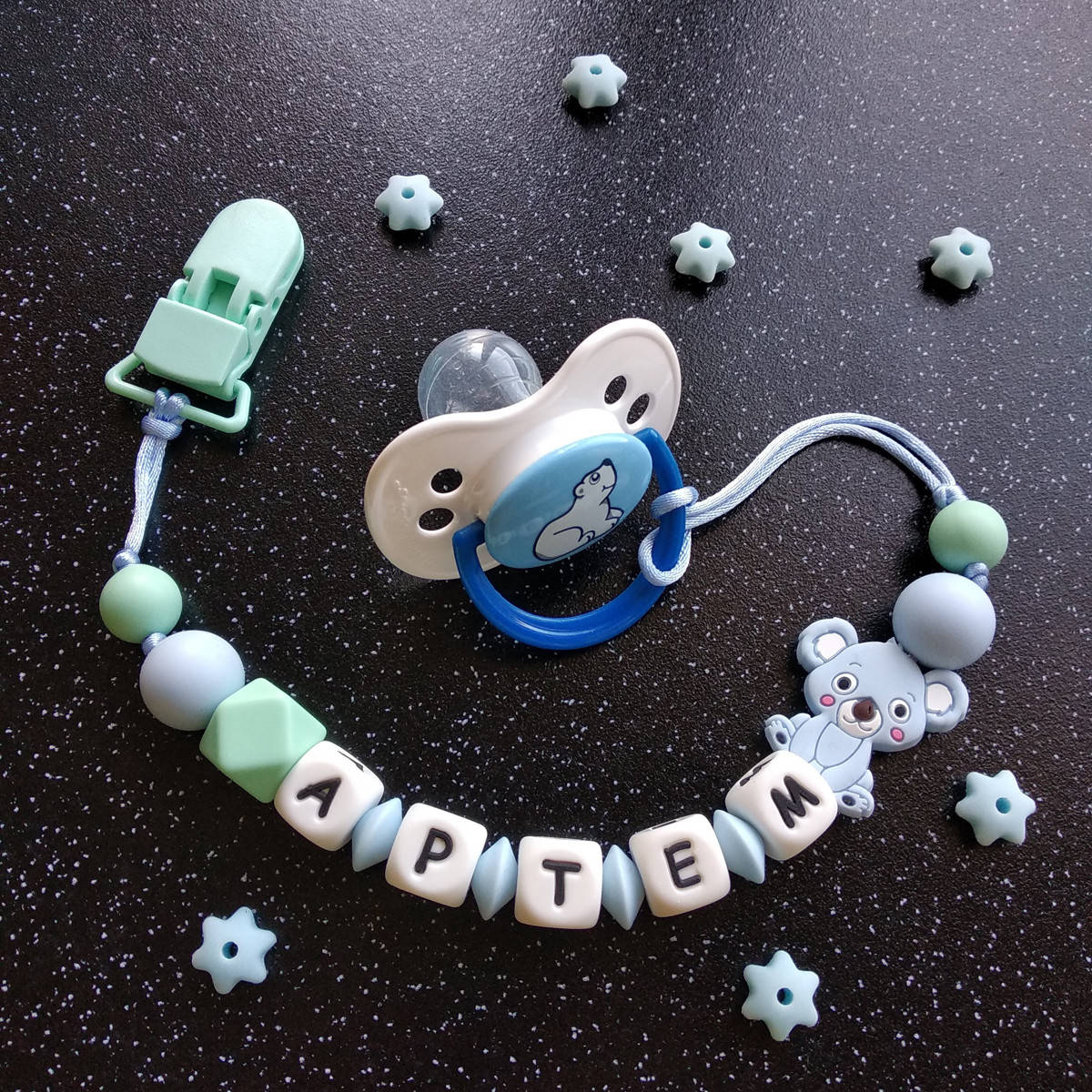 

Именной держатель пустышки Ярмирина "Мятно-Голубая Коала Артем", Мятный