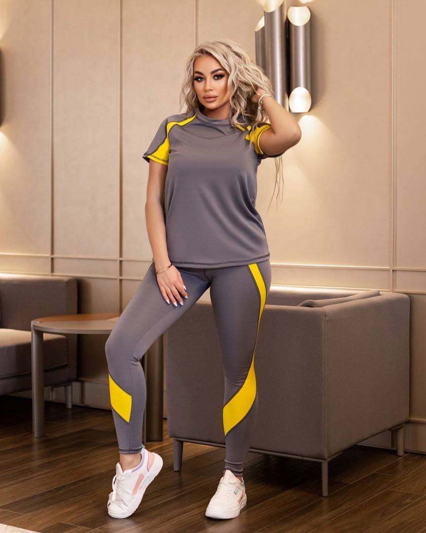 

Женский современный костюм для фитнеса в размерах 42-44;46-48;50-52,54-56,58-60 Серый с желтым