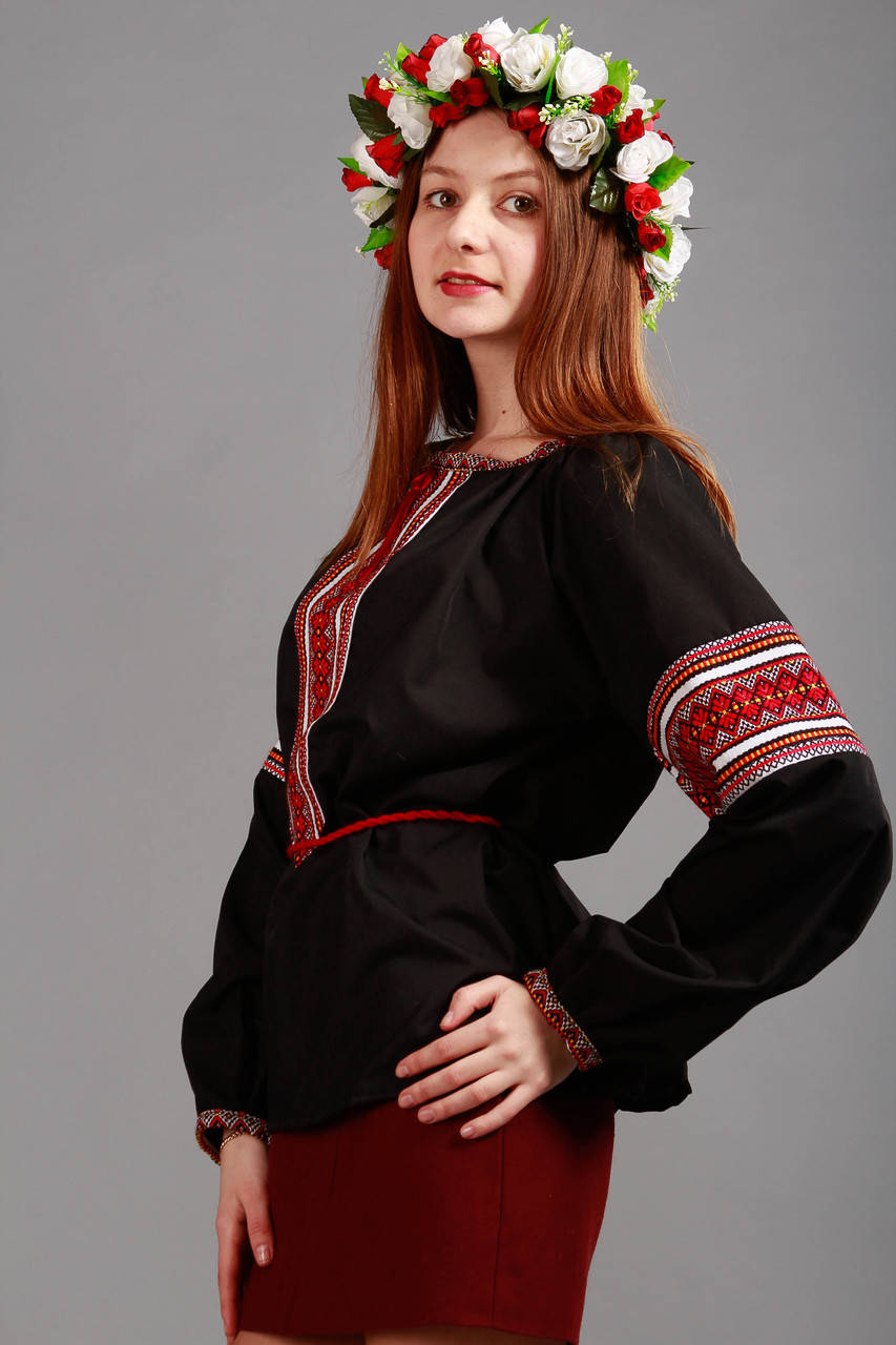 

Жіноча вишиванка з тісьмою