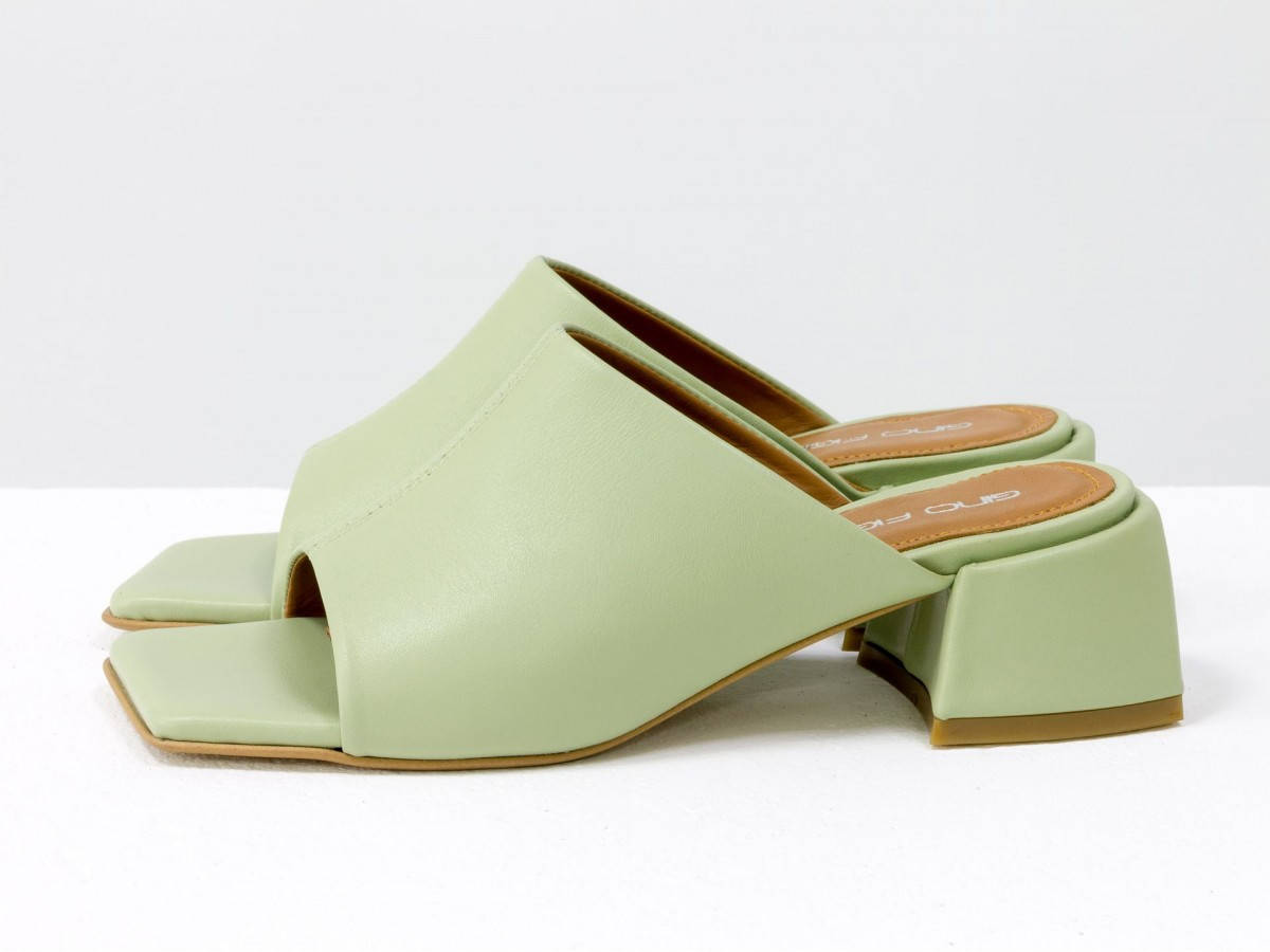 

Дизайнерские мятные шлепанцы на устойчивом каблуке из натуральной итальянской кожи 41